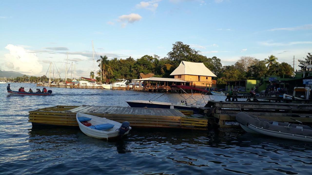 Pathfinder Floating Accomodation Rio Dulce Town Exterior foto